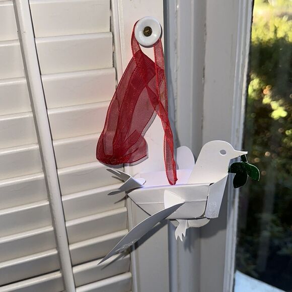 Borders Open Up A Season of Surprises Robert Sabuda for MoMA 3 pop up ornaments - Picture 5 of 7